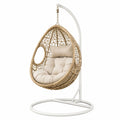 Fauteuil suspendu en rotin beige avec support blanc, dimensions 105x105x195 cm, par Tornavik, vue en gros plan.