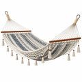 Hamac en coton écru et bleu avec barres en bois, style bohème, suspendu, dimensions 200x150 cm, par Tornavik