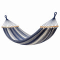 Hamac Tornavik en tissu bleu et écru de 300 x 100 cm avec barres en bois, suspendu pour relaxation en extérieur.