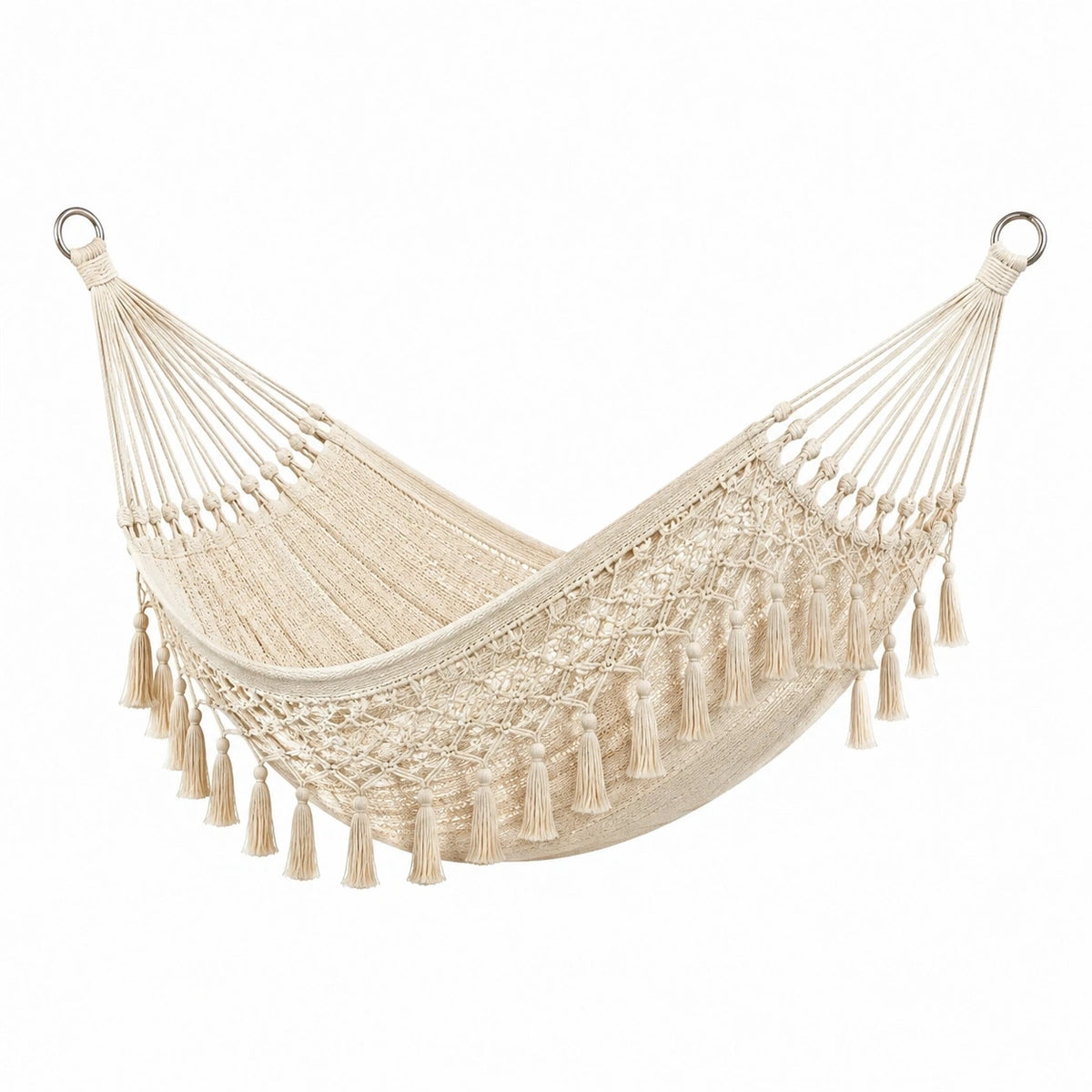 Hamac en coton beige avec franges, 270 x 100 cm, style bohème, suspendu dans un espace extérieur, par Tornavik.