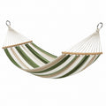 Hamac en coton rayé vert, blanc et beige avec barres en bois, dimensions 320 x 150 cm, pour jardin, style décontracté.