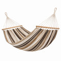 Hamac en tissu rayé beige et marron avec barres en bois, suspendu, dimensions 200 x 100 cm, marque Tornavik.